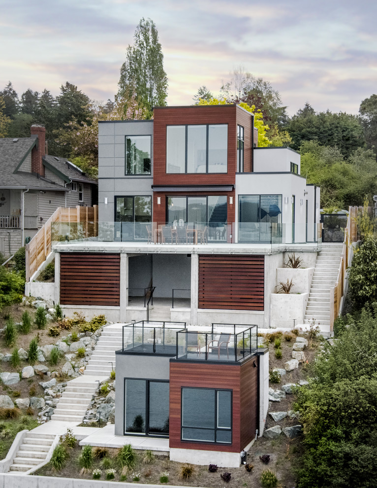 Идея дизайна: трехэтажный, разноцветный частный загородный дом в современном стиле с комбинированной облицовкой и плоской крышей