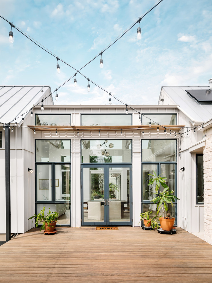 Mittelgroßes, Einstöckiges Landhausstil Einfamilienhaus mit Mix-Fassade, weißer Fassadenfarbe, Satteldach und Blechdach in Austin