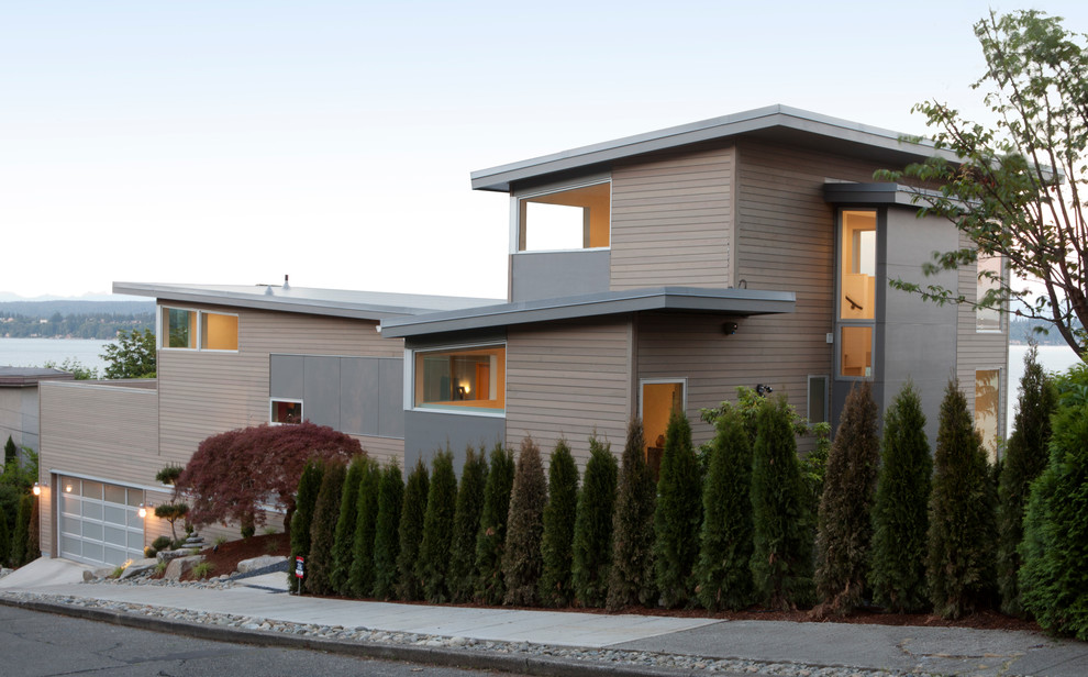 Modernes Haus mit Mix-Fassade und grauer Fassadenfarbe in Seattle