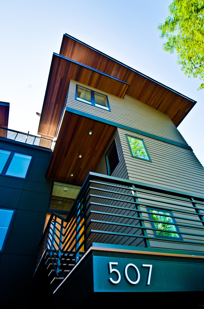 Идея дизайна: трехэтажный, большой, деревянный, коричневый дом в стиле модернизм с односкатной крышей