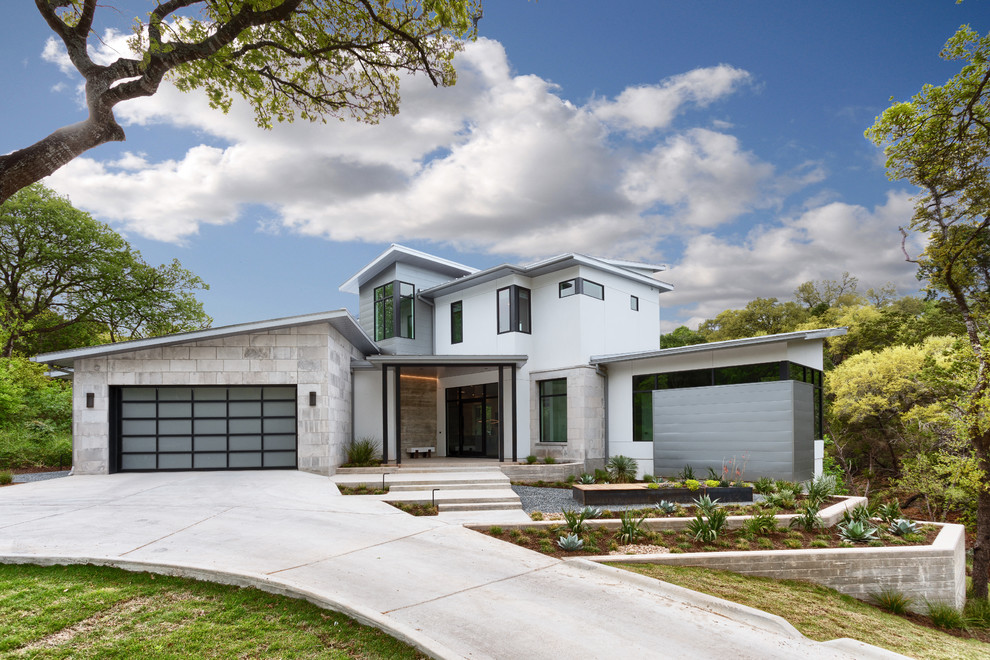 Modernes Einfamilienhaus mit Mix-Fassade, weißer Fassadenfarbe und Pultdach in Austin