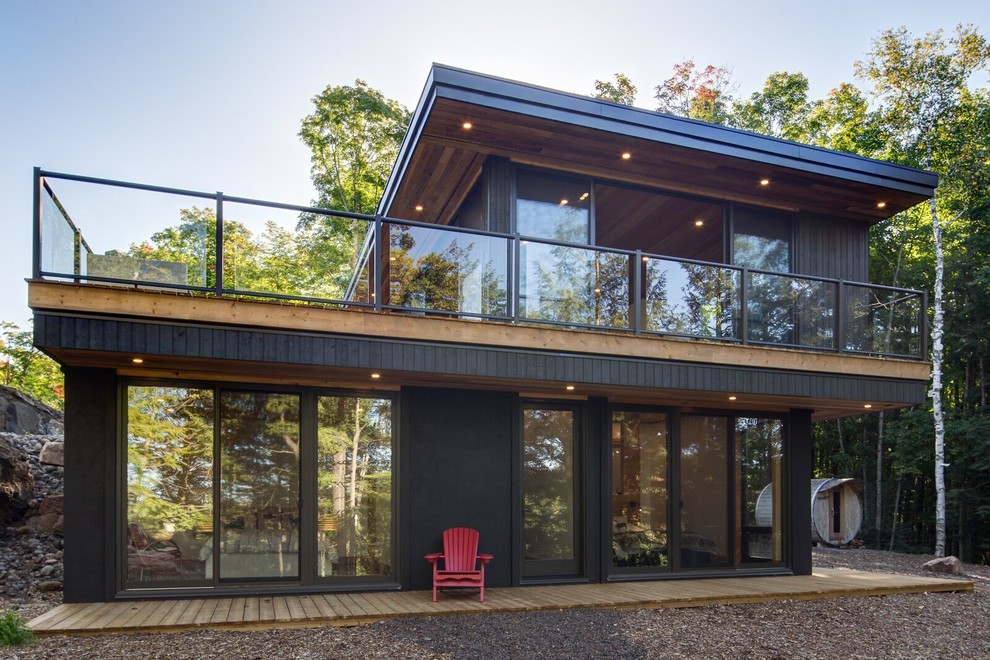 Idee per la villa marrone contemporanea a due piani di medie dimensioni con rivestimento in legno e tetto piano