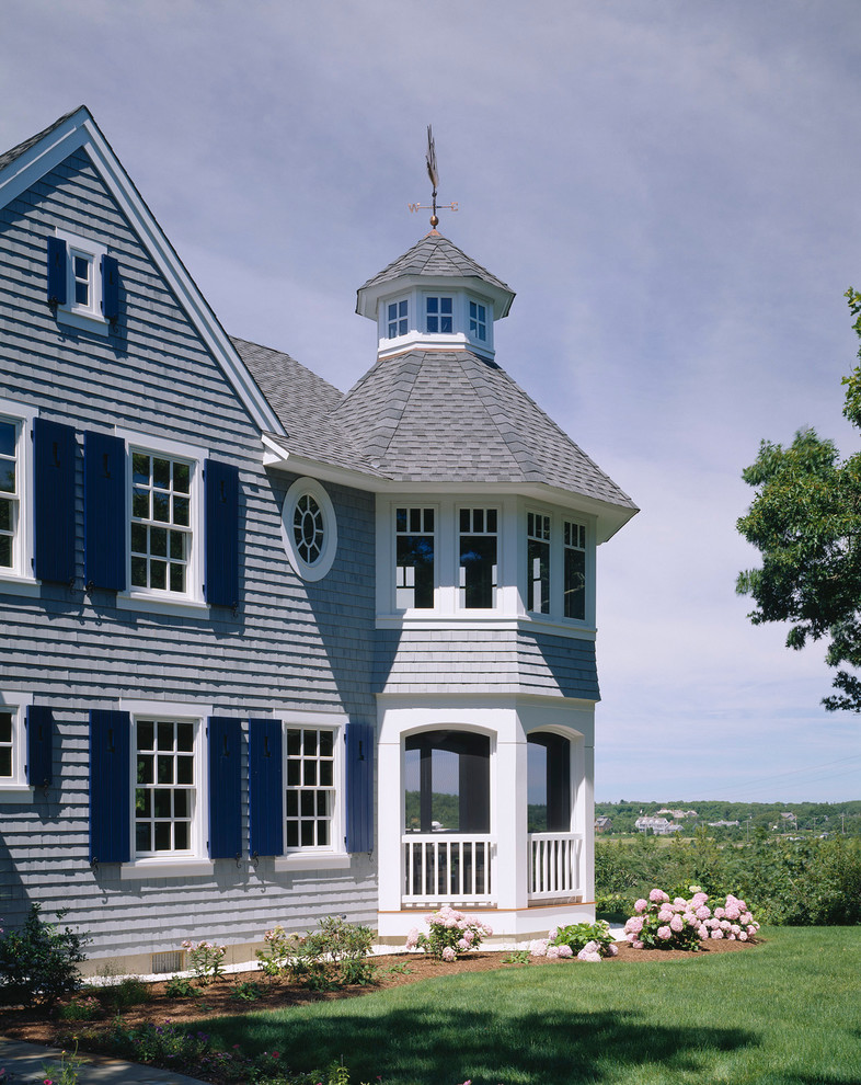 Стильный дизайн: двухэтажный, деревянный, серый дом в классическом стиле - последний тренд