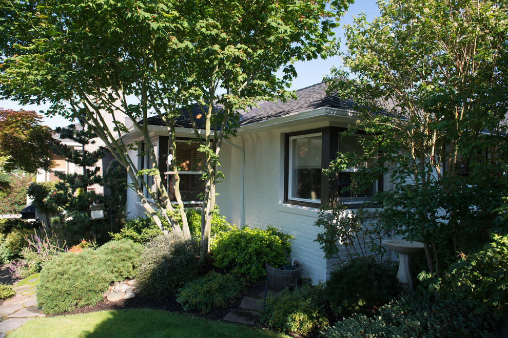 Пример оригинального дизайна: двухэтажный, белый дом среднего размера в стиле неоклассика (современная классика) с облицовкой из винила и вальмовой крышей