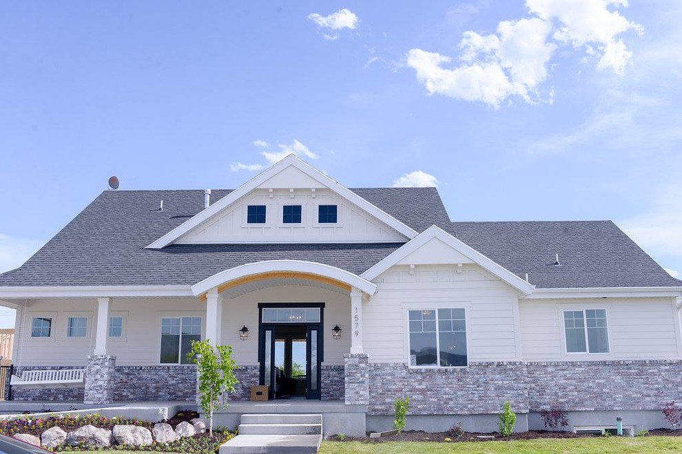 Mittelgroßes, Zweistöckiges Landhausstil Einfamilienhaus mit Mix-Fassade, beiger Fassadenfarbe, Satteldach und Schindeldach in Salt Lake City