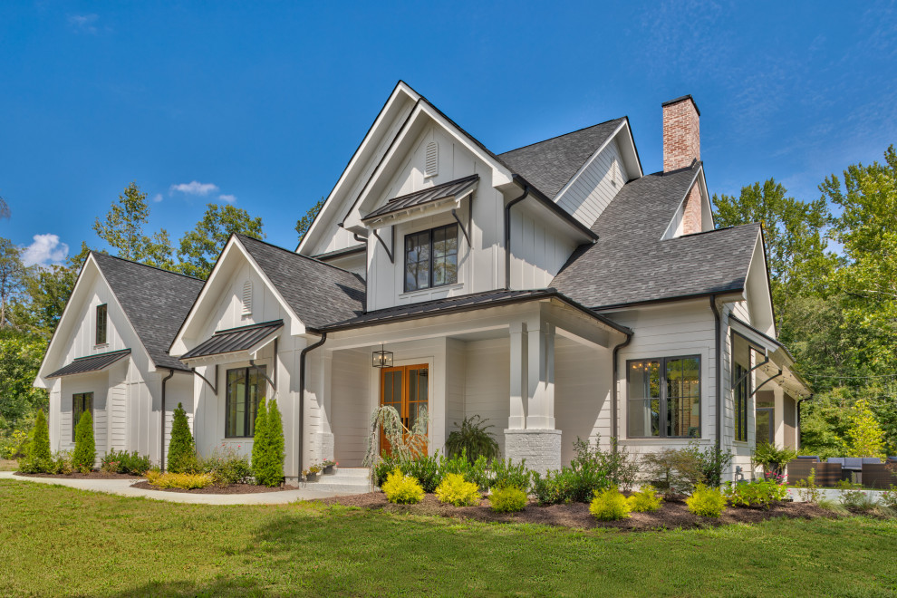 Großes, Zweistöckiges Country Einfamilienhaus mit Faserzement-Fassade, weißer Fassadenfarbe, Satteldach und Misch-Dachdeckung in Charlotte