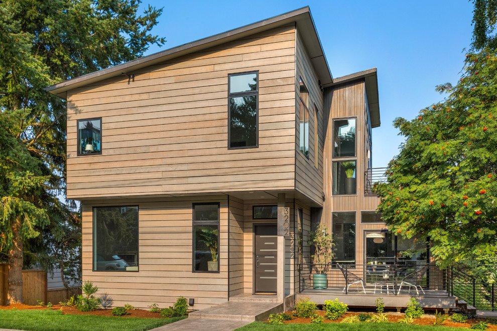 На фото: трехэтажный, деревянный, коричневый частный загородный дом среднего размера в современном стиле с плоской крышей и металлической крышей с