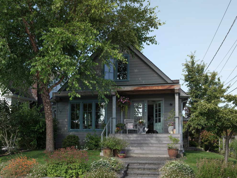 Idéer för ett klassiskt grått hus, med två våningar och sadeltak