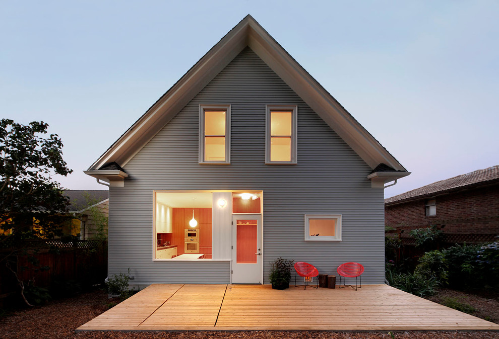Kleines, Zweistöckiges Klassisches Haus mit grauer Fassadenfarbe und Satteldach in Seattle