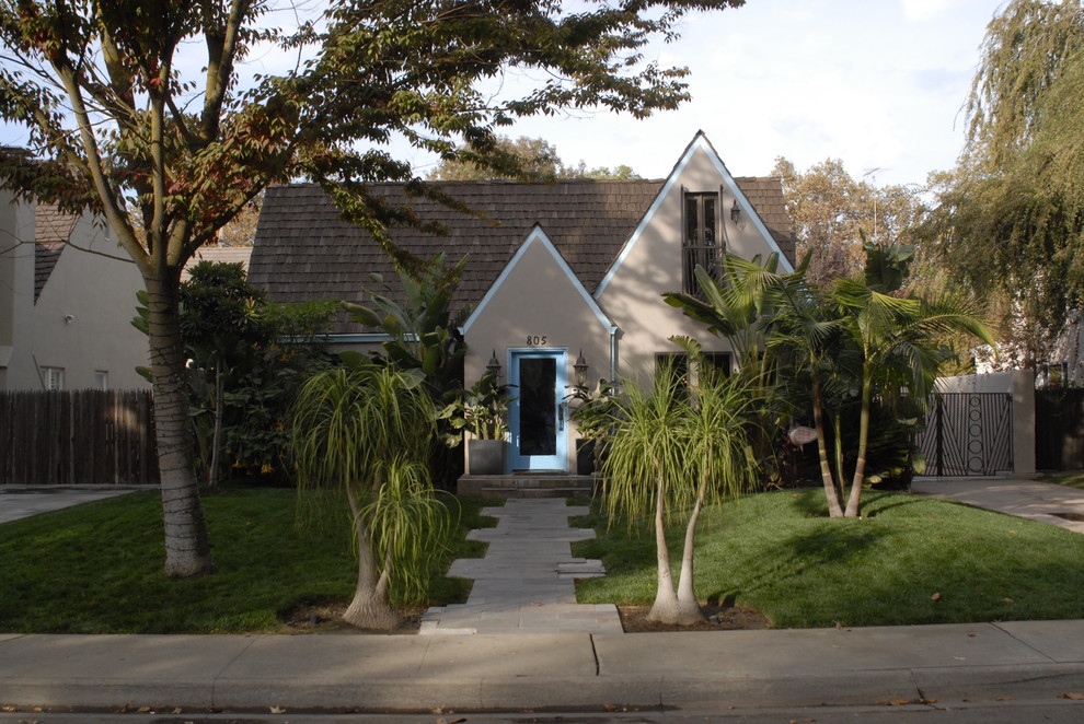 サンフランシスコにあるトロピカルスタイルのおしゃれな家の外観の写真