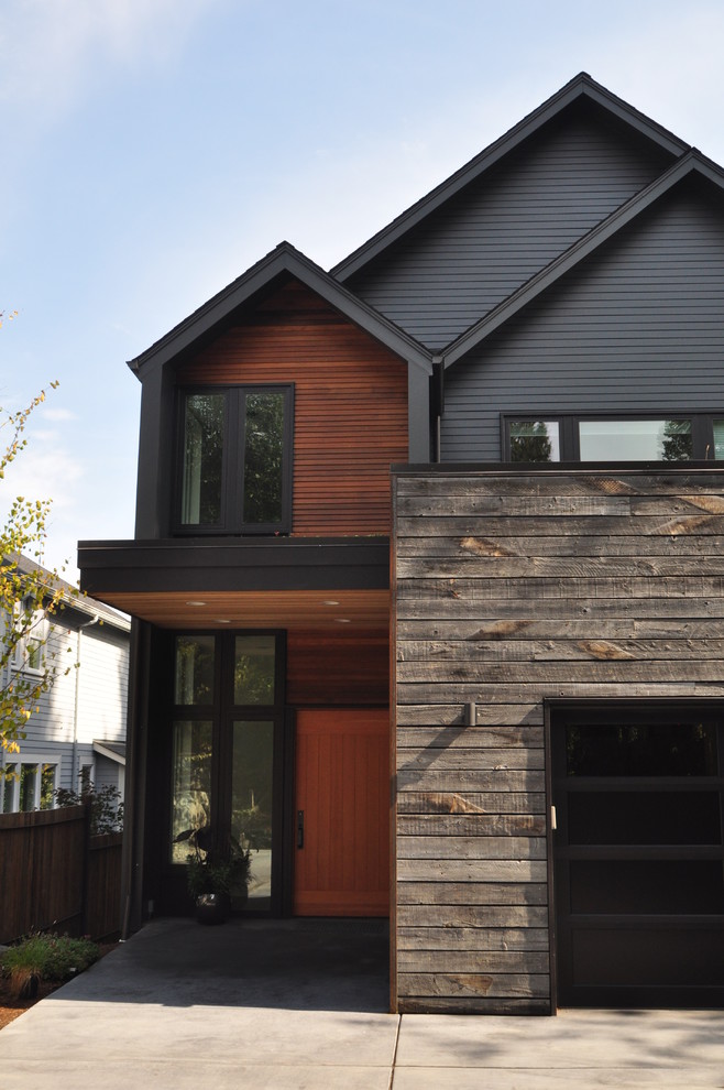 Cette photo montre une façade de maison tendance en bois avec un toit à deux pans.