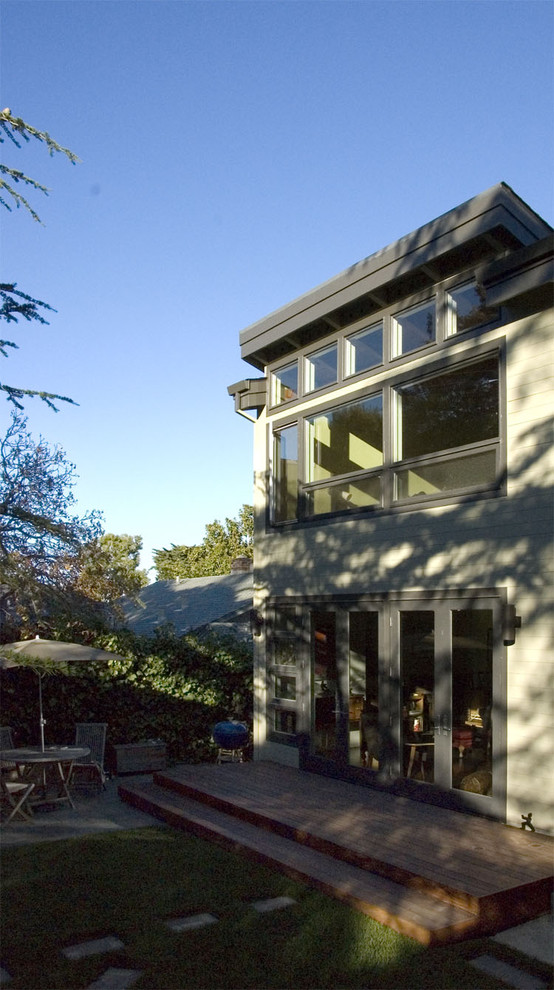 Foto della facciata di una casa verde contemporanea a due piani di medie dimensioni con rivestimento in legno