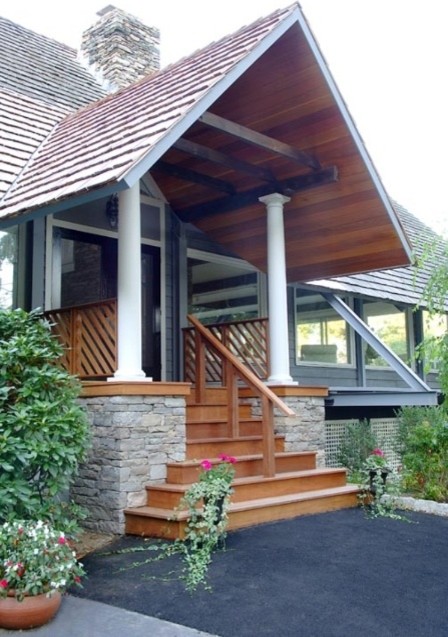 Пример оригинального дизайна: большой, двухэтажный, деревянный дом в стиле неоклассика (современная классика) с двускатной крышей