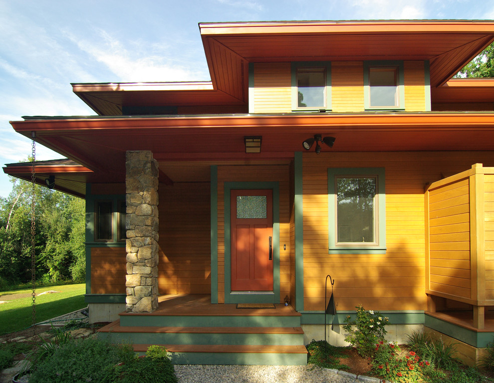 Свежая идея для дизайна: маленький, двухэтажный, деревянный дом в стиле кантри с вальмовой крышей для на участке и в саду - отличное фото интерьера