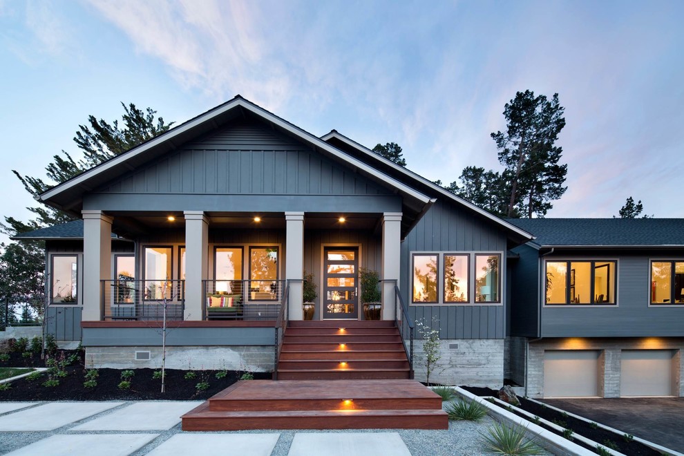 Réalisation d'une façade de maison grise craftsman en bois de taille moyenne et à un étage avec un toit à deux pans et un toit en shingle.
