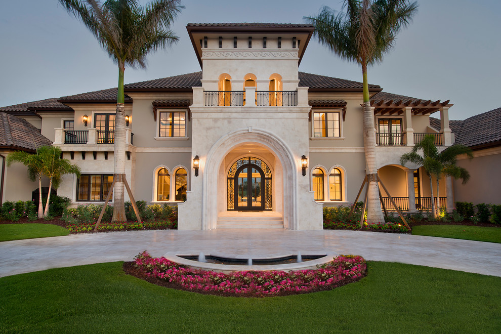 Transitional two-story stucco exterior home idea in Miami