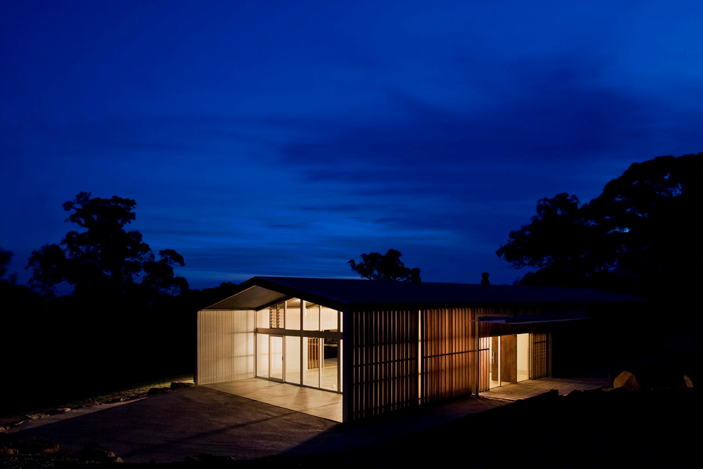 Mittelgroße, Einstöckige Landhausstil Holzfassade Haus mit Satteldach in Melbourne