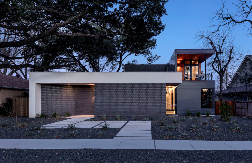 Großes, Zweistöckiges Modernes Einfamilienhaus mit Mix-Fassade, schwarzer Fassadenfarbe und Flachdach in Austin