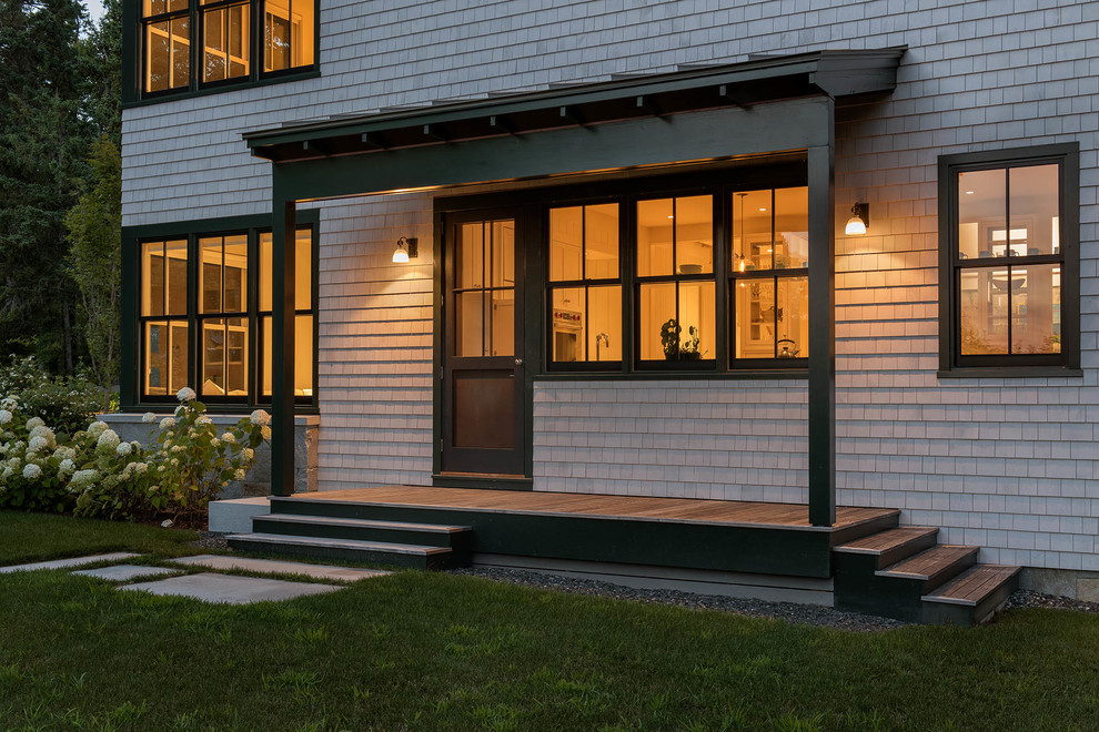 Inspiration pour une grande façade de maison grise marine en bois à un étage avec un toit à deux pans.