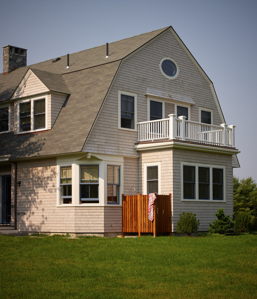 Zweistöckige, Mittelgroße Rustikale Holzfassade Haus mit Mansardendach und beiger Fassadenfarbe in Portland Maine
