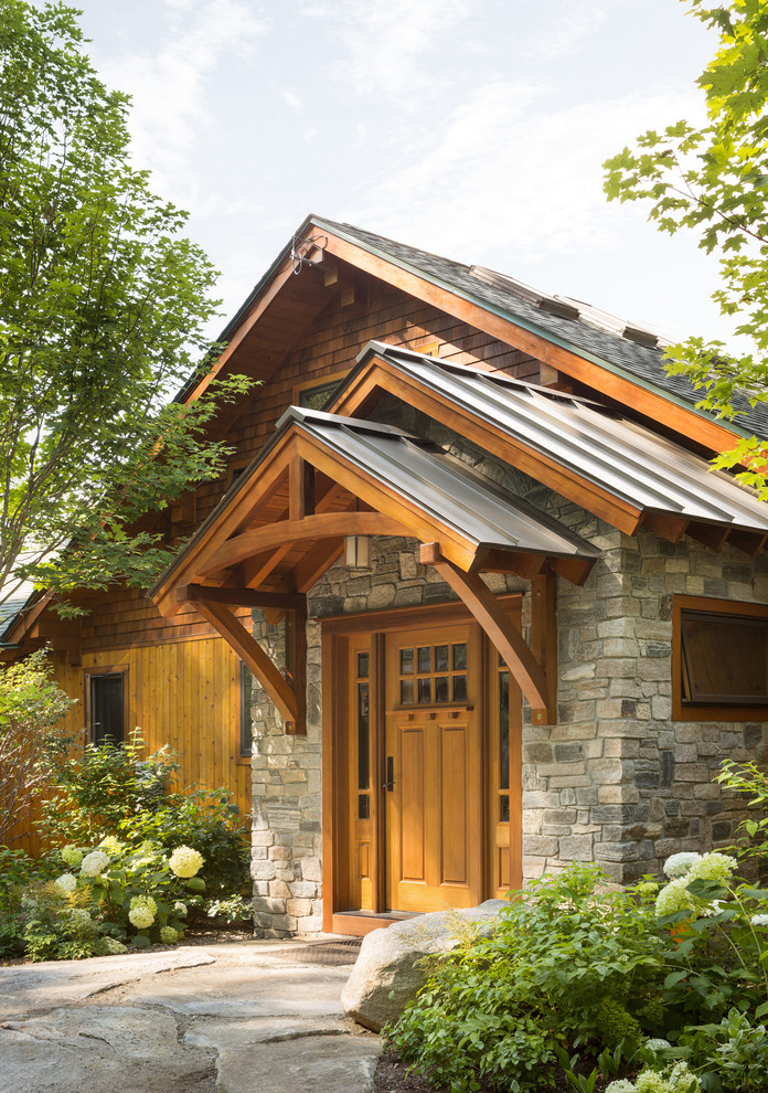 Cette image montre une grande façade de maison craftsman à un étage avec un revêtement mixte et un toit mixte.