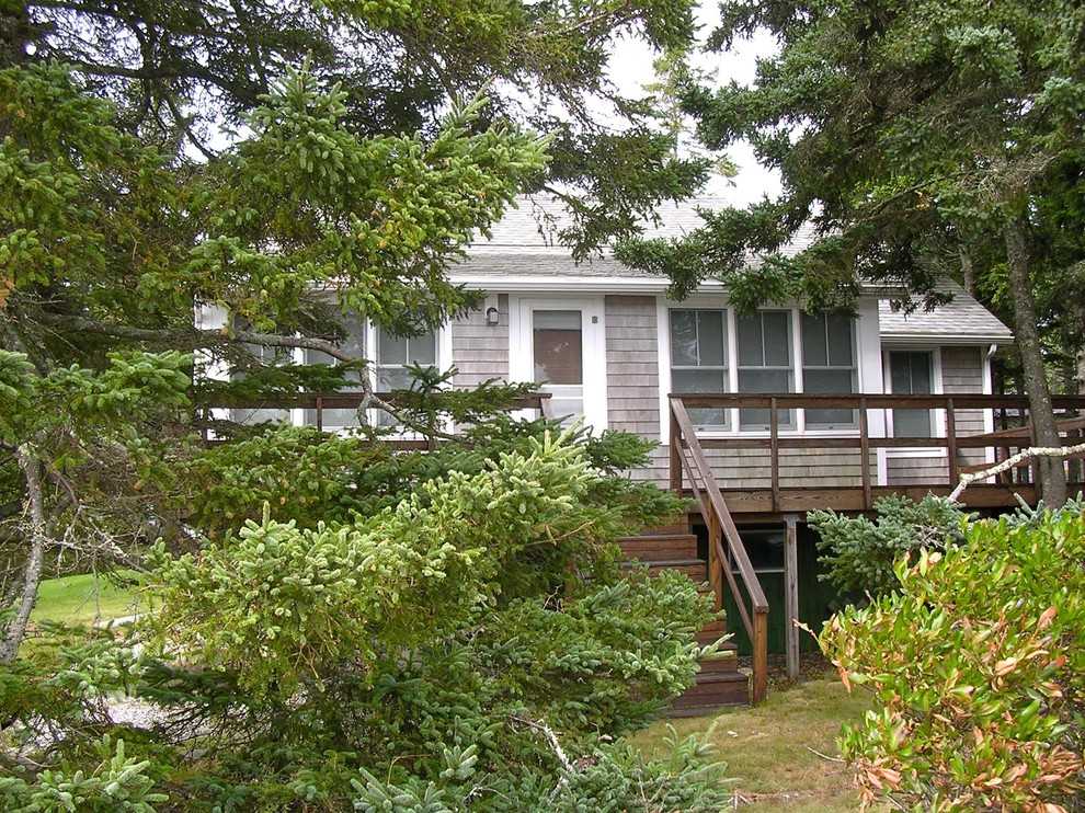 На фото: маленький, одноэтажный, деревянный дом в классическом стиле для на участке и в саду