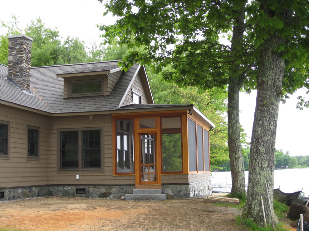 Immagine della facciata di una casa piccola american style a un piano con rivestimento in vinile e abbinamento di colori
