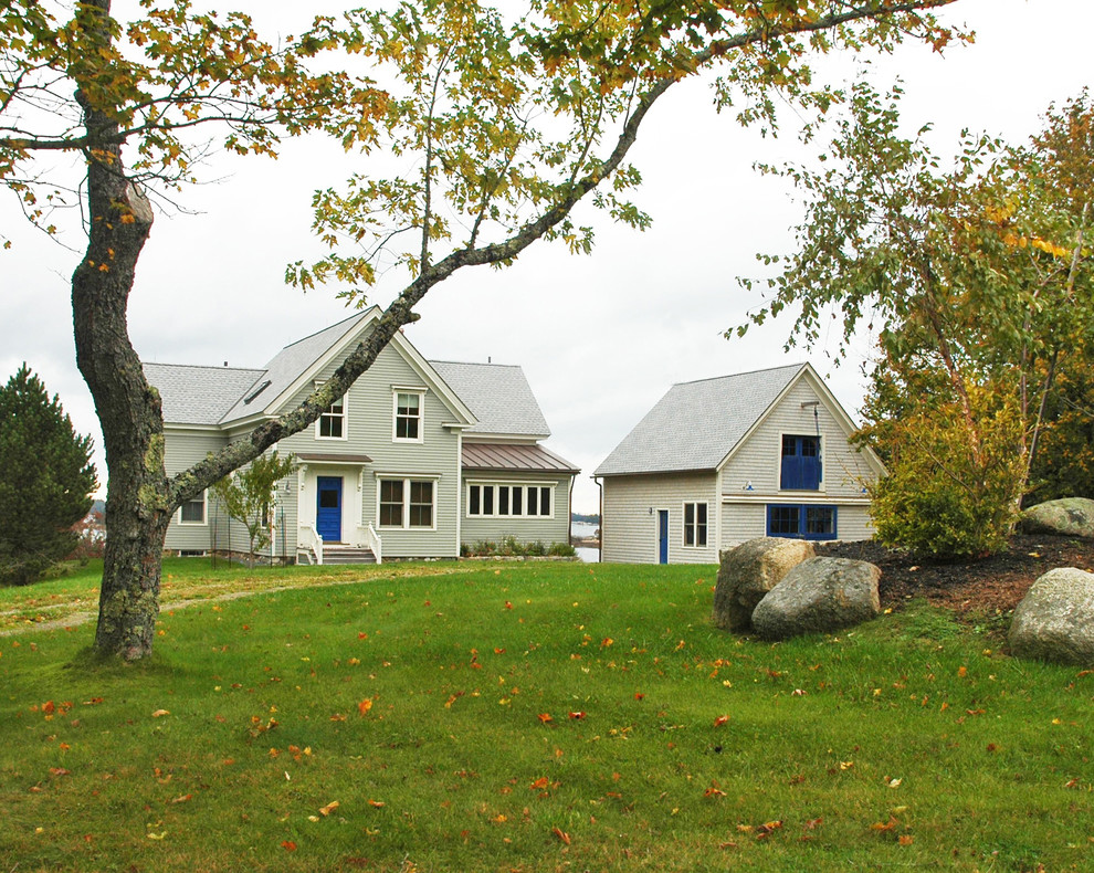 Пример оригинального дизайна: двухэтажный, деревянный, зеленый дом среднего размера в стиле кантри