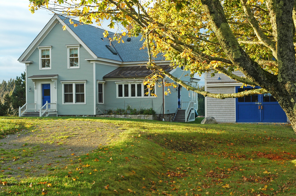 Imagen de fachada verde de estilo de casa de campo de tamaño medio de dos plantas con revestimiento de madera