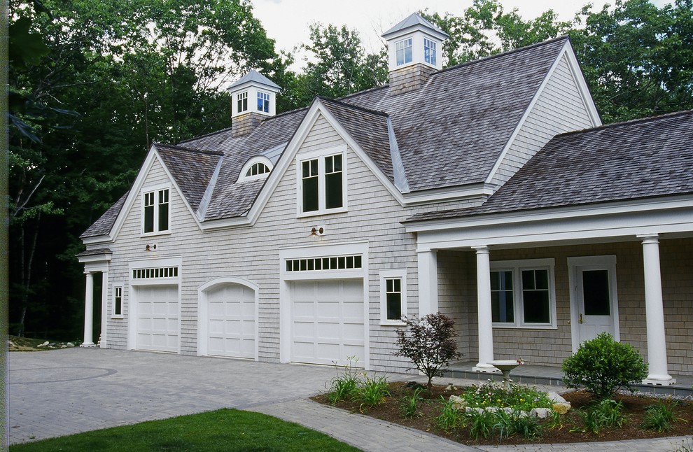 Idee per la facciata di una casa grande grigia classica a due piani con rivestimento in legno e tetto a mansarda