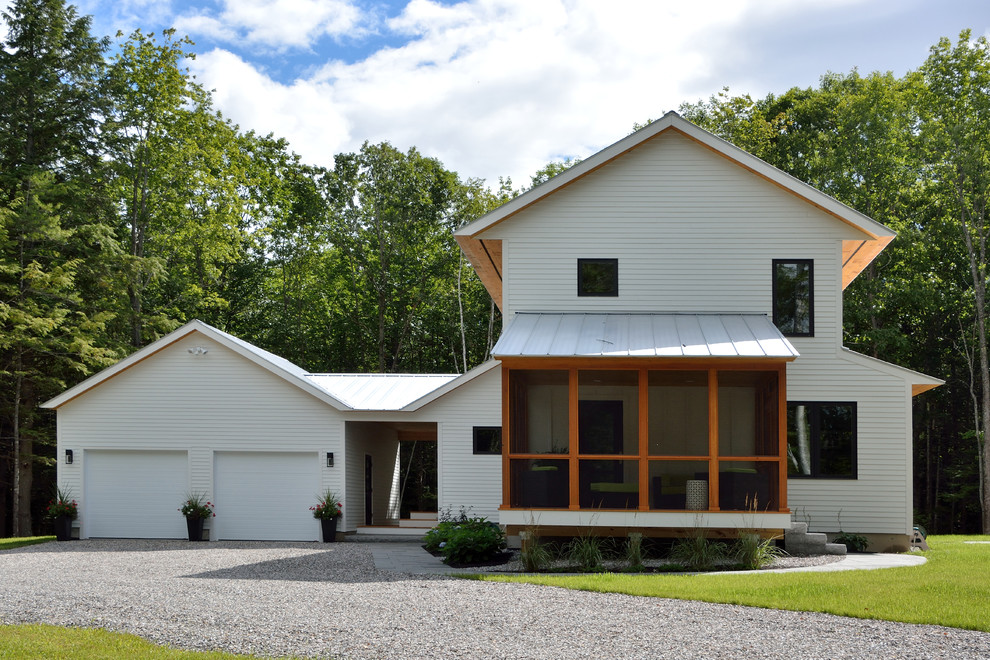 Diseño de fachada blanca contemporánea de dos plantas con revestimiento de aglomerado de cemento y tejado a dos aguas