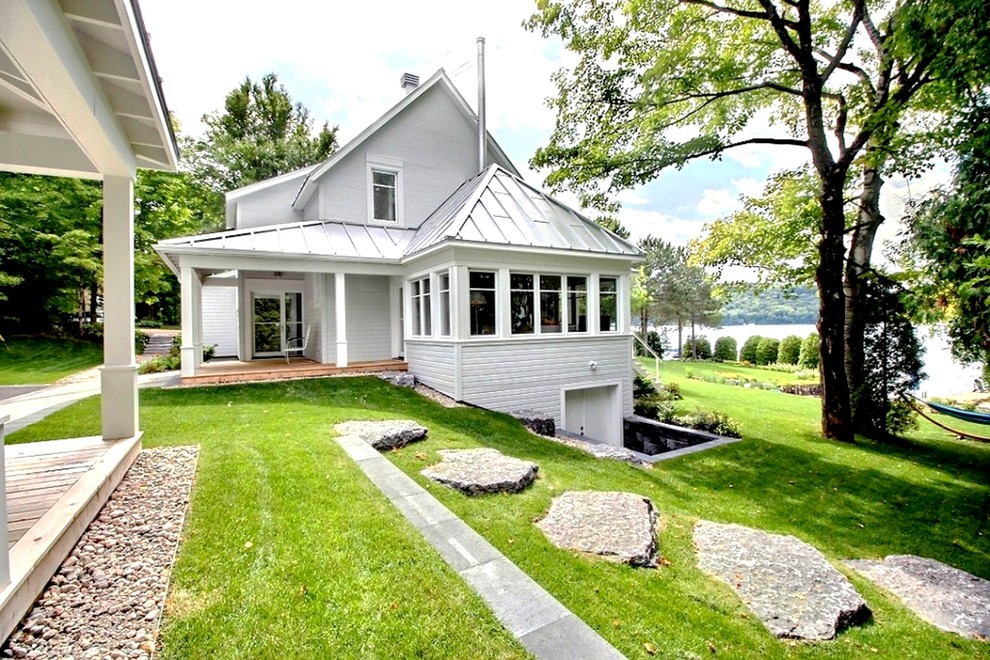 Источник вдохновения для домашнего уюта: двухэтажный, белый дом среднего размера в современном стиле с комбинированной облицовкой