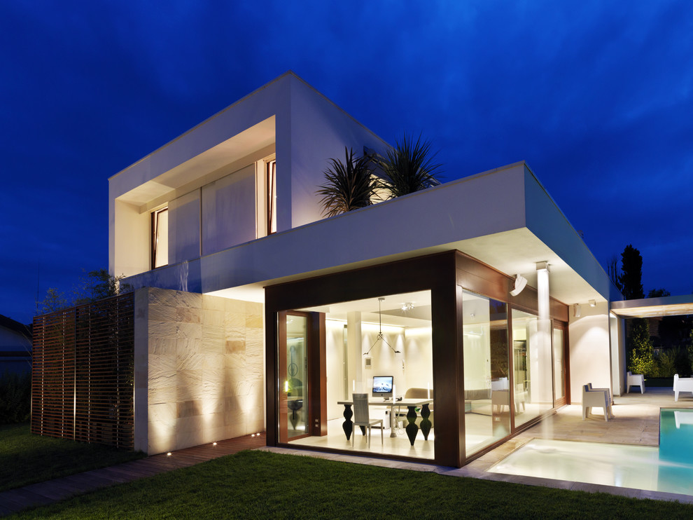 Diseño de fachada contemporánea grande de dos plantas con revestimientos combinados y tejado plano