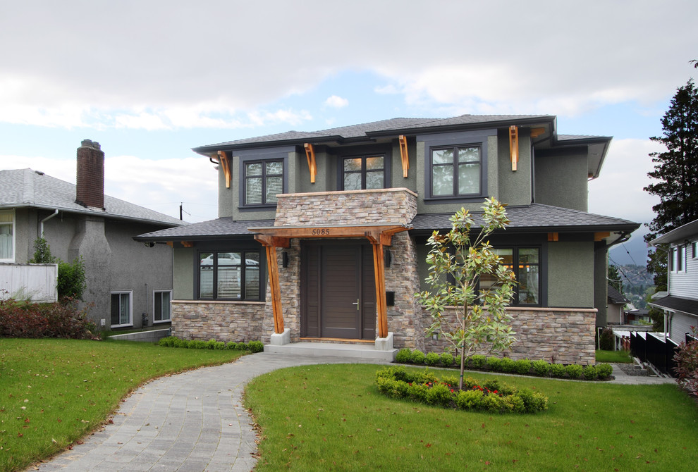 Großes, Zweistöckiges Modernes Einfamilienhaus mit Steinfassade, grüner Fassadenfarbe, Satteldach und Schindeldach in Vancouver