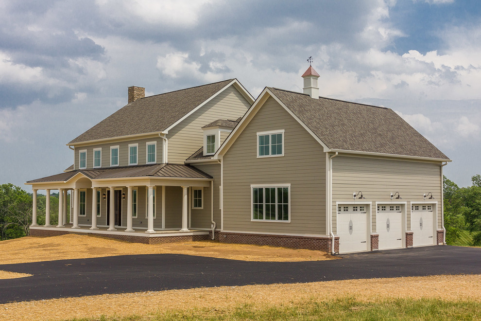 Diseño de fachada beige de estilo de casa de campo grande de dos plantas con revestimiento de aglomerado de cemento