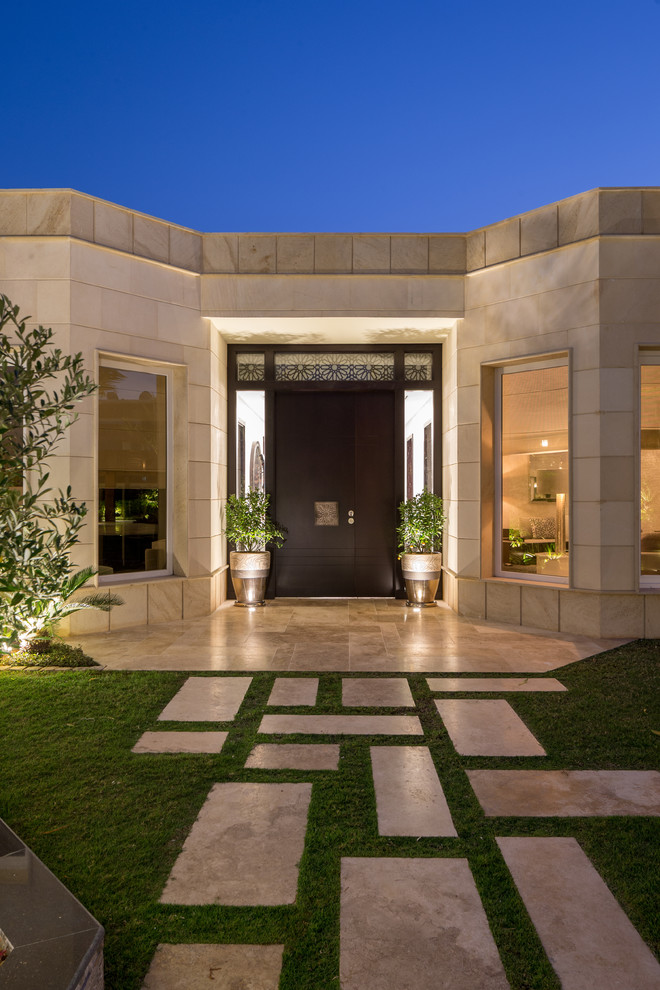 Idee per la facciata di una casa beige mediterranea a un piano di medie dimensioni con rivestimento in pietra