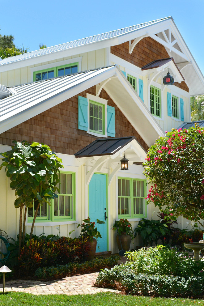 Mittelgroße, Zweistöckige Maritime Holzfassade Haus mit gelber Fassadenfarbe und Satteldach in Tampa