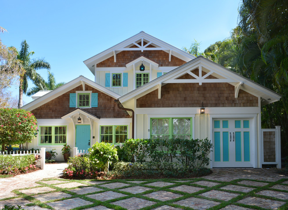 Cette image montre une façade de maison jaune marine en bois à un étage et de taille moyenne avec un toit à deux pans.