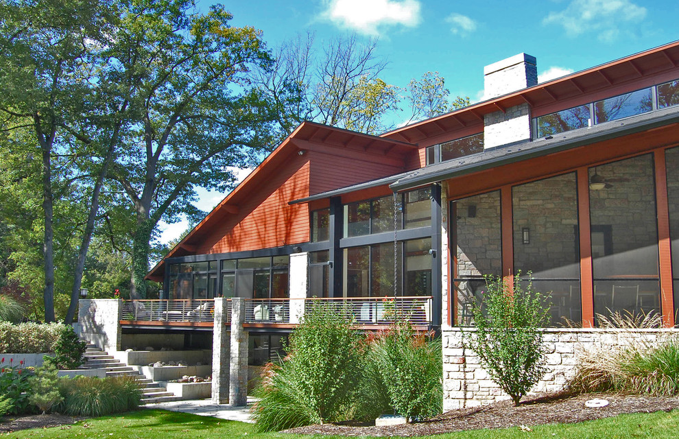 Imagen de fachada de casa roja minimalista grande de dos plantas con revestimientos combinados, tejado de un solo tendido y tejado de teja de madera