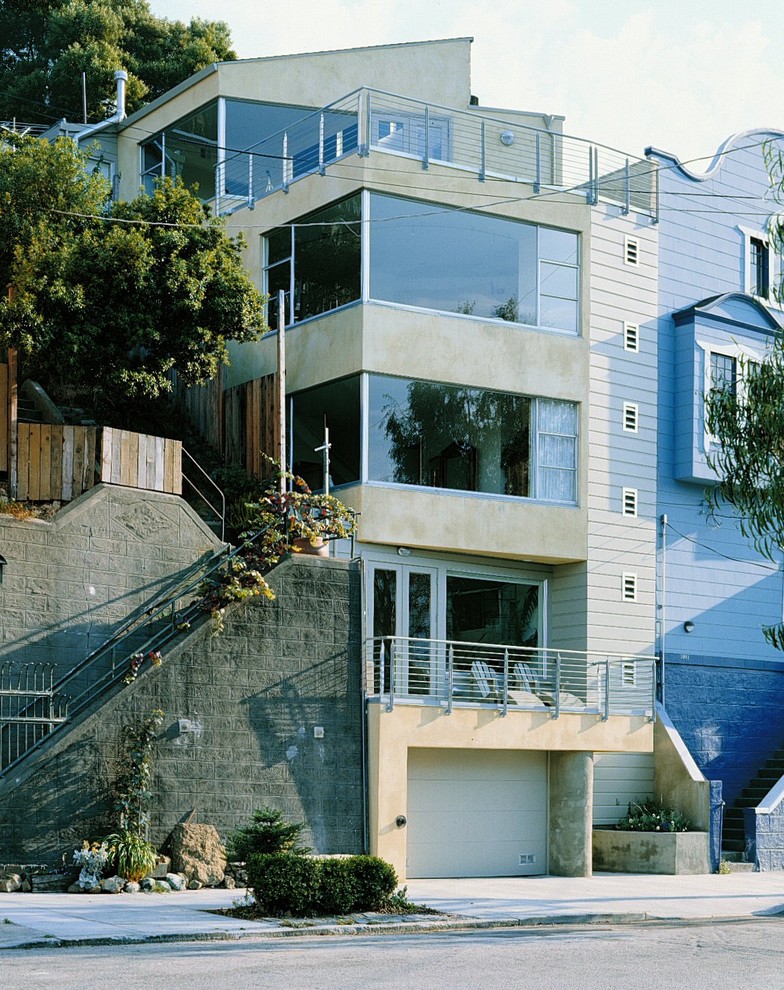 サンフランシスコにあるモダンスタイルのおしゃれな家の外観 (混合材サイディング、黄色い外壁) の写真