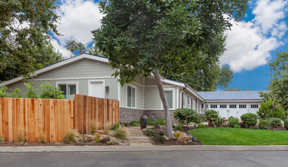 Mittelgroßes, Einstöckiges Uriges Einfamilienhaus mit Mix-Fassade, grüner Fassadenfarbe, Schmetterlingsdach und Ziegeldach in Los Angeles
