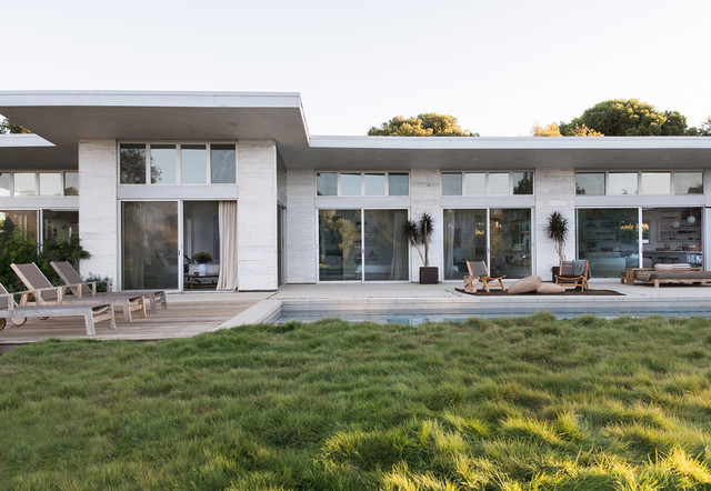 Malibu Farm House Modern Häuser Los Angeles von Burdge
