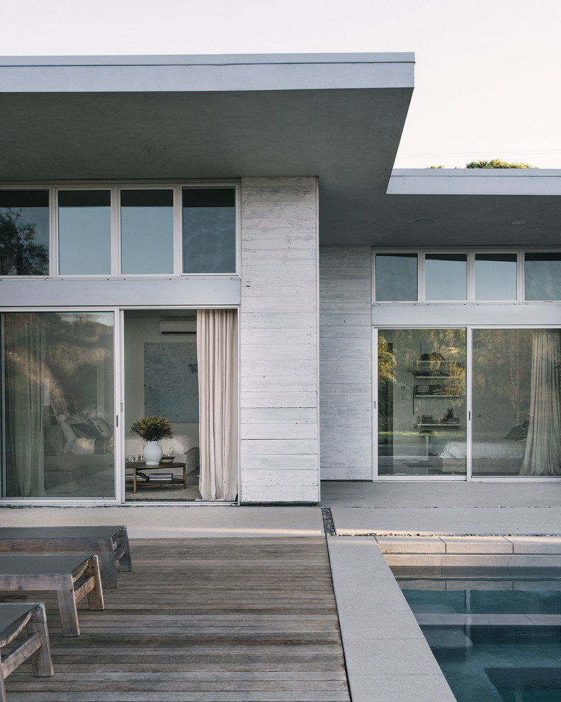 Идея дизайна: большой, двухэтажный, серый дом в современном стиле с комбинированной облицовкой