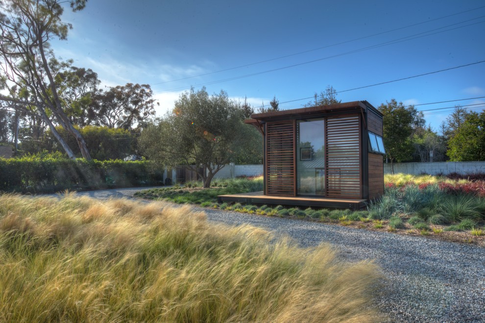 Small modern one-story wood exterior home idea in Los Angeles