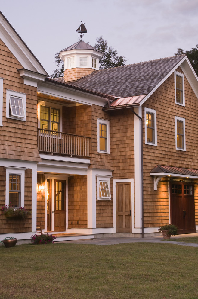 Idées déco pour une grande façade de maison beige classique en bois à un étage avec un toit en shingle.