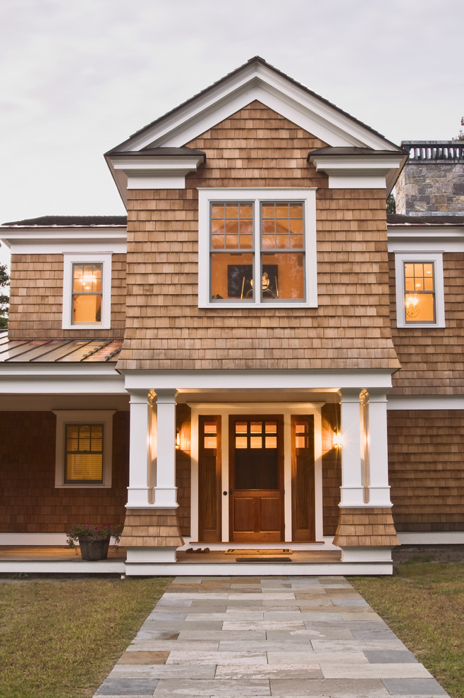 Idee per la villa grande beige classica a due piani con rivestimento in legno, tetto a capanna e copertura a scandole