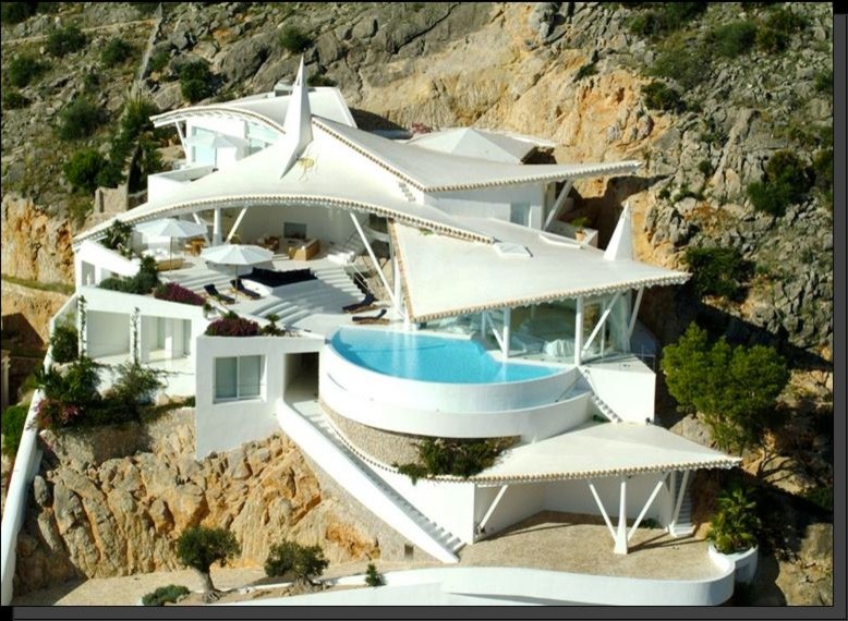 На фото: большой, белый дом в современном стиле с разными уровнями и облицовкой из цементной штукатурки с