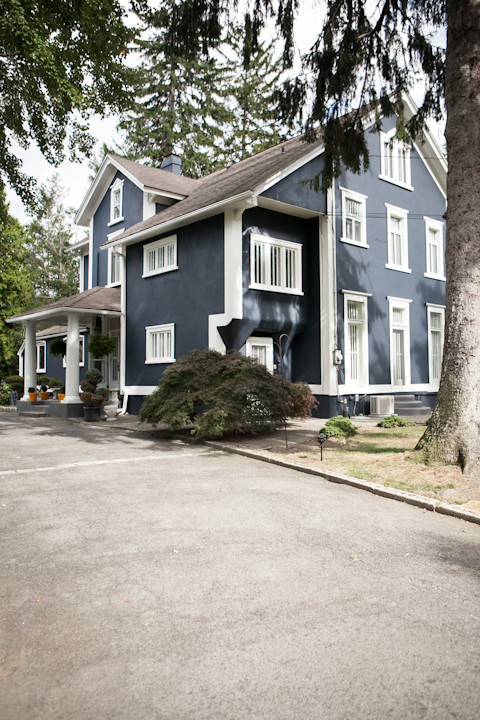 Idée de décoration pour une grande façade de maison bleue bohème en stuc à deux étages et plus.