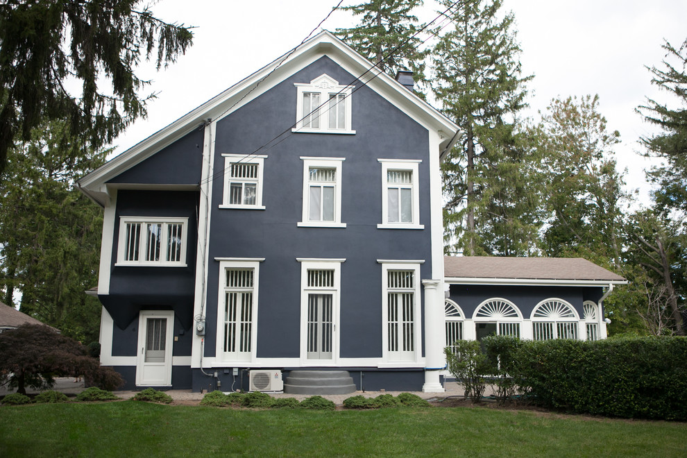 Идея дизайна: большой, трехэтажный, синий дом в стиле фьюжн с облицовкой из цементной штукатурки
