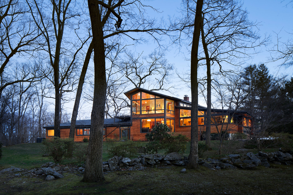 Imagen de fachada marrón contemporánea grande de dos plantas con revestimiento de madera y tejado a dos aguas